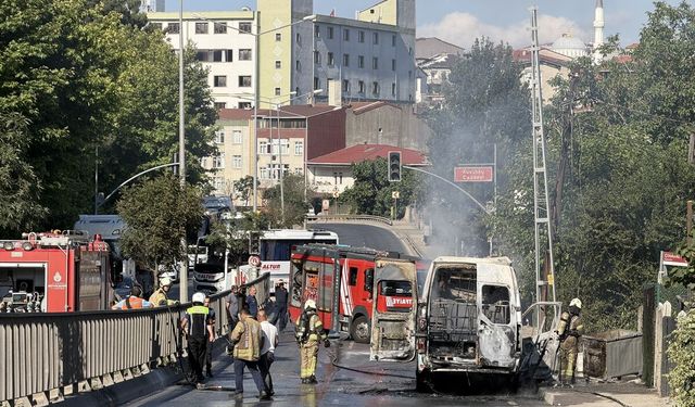 Ümraniye'de seyir halindeki minibüs yandı