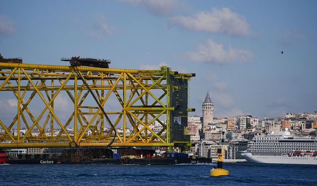 Doğal gaz boru hattı döşeme platformu İstanbul Boğazı'nda görüntülendi