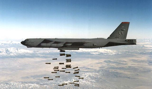 ABD'nin B-52 ağır bombardıman uçağı California'da düştü