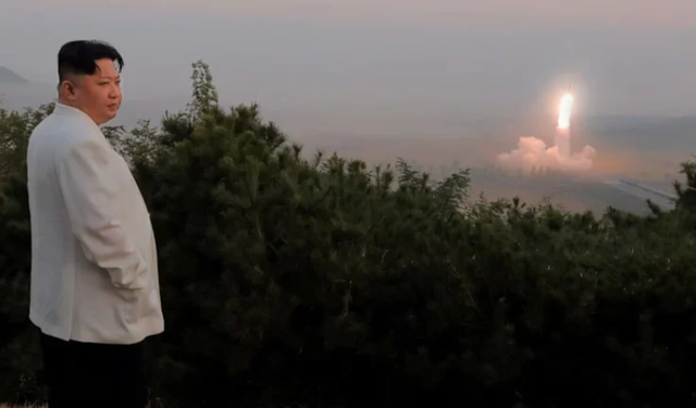 Kim Jong-un yeni silahların test edilmesini izledi