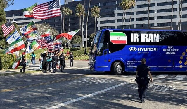 İran Milli Futbol Takımı'nın konakladığı otel önünde protesto gösterileri yapıldı