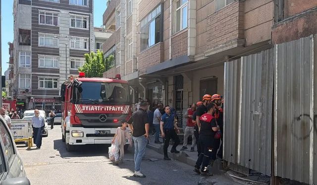 İstanbul Küçükçekmece'de metruk bina çöktü!