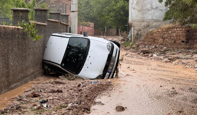 Niğde'de sel: 3 araç sele kapıldı, 1 kişi hayatını kaybetti