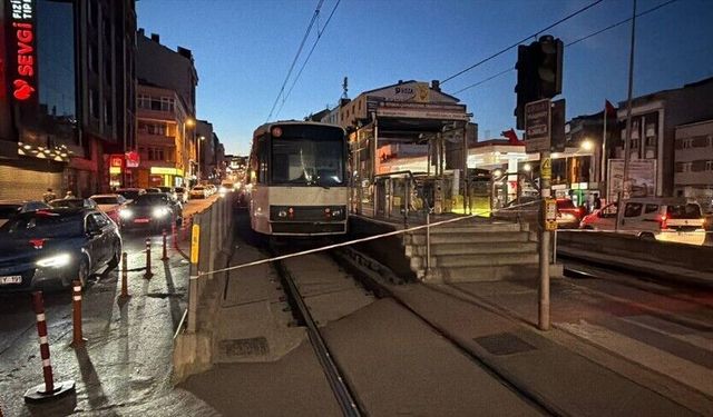 Bayrampaşa'da trafo patlaması nedeniyle yaşanan enerji kesintisi tramvay seferlerini aksattı