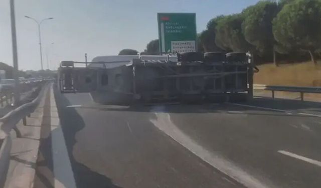 Büyükçekmece TEM Otoyolu'nda tanker devrildi