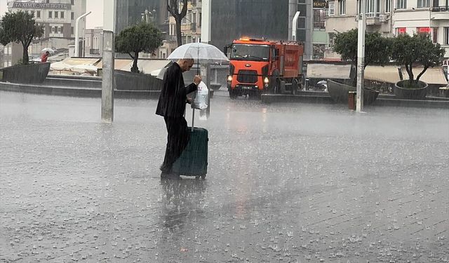 İstanbul'un bazı bölgelerinde gökgürültülü sağanak etkili oluyor