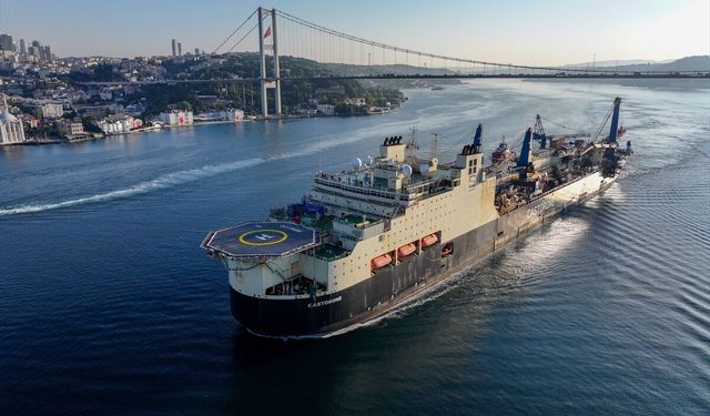 Doğal gaz boru hattı döşeme gemisi İstanbul Boğazı'ndan geçti