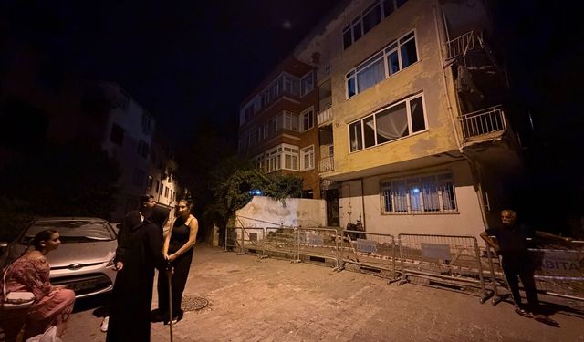 Üsküdar'da 4 katlı binanın balkonunda kısmi çökme meydana geldi