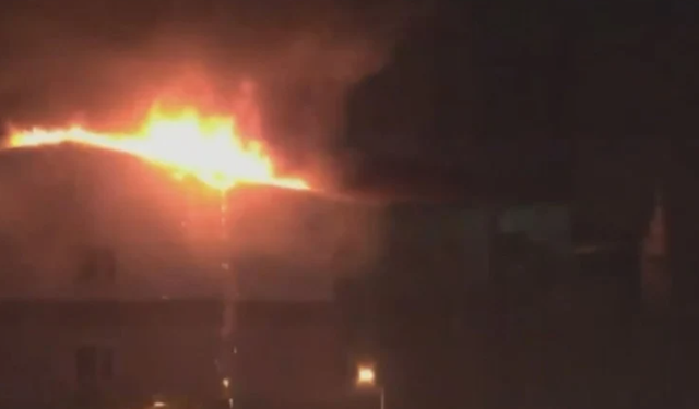 İstanbul'da Cerrahpaşa Tıp Fakültesi Diş Polikliniği'nin çatısında yangın