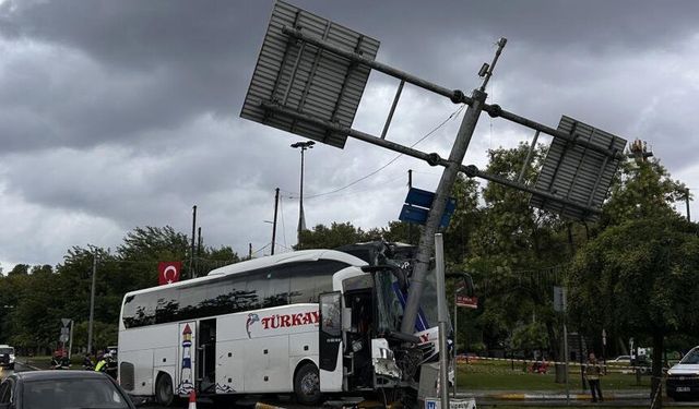 İstanbul Eyüpsultan'da yolcu otobüsü ve otomobil çarpıştı: Çok sayıda yaralı var