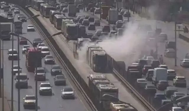 Beylikdüzü'nde seyir halindeki metrobüste yangın!