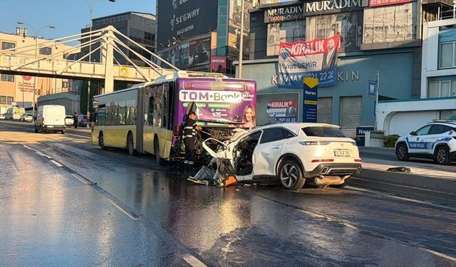 Küçükçekmece'de İETT otobüsüne çarpan otomobildeki 3 kişi öldü