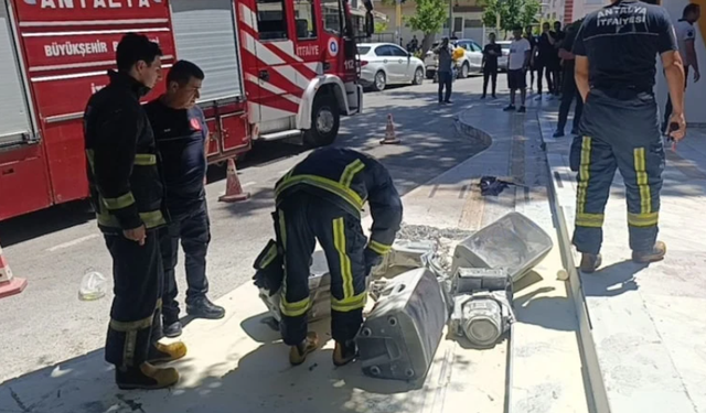 Antalya'da cezaya kızıp ses sistemini belediye önünde yakan şüpheli tutuklandı