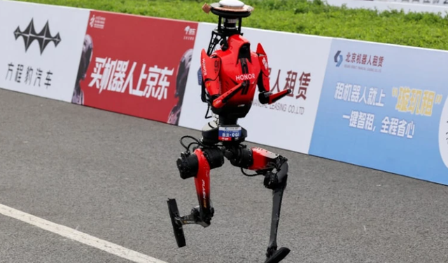 Çin'de insansı robot 100 metreyi Usain Bolt'tan daha hızlı koştu