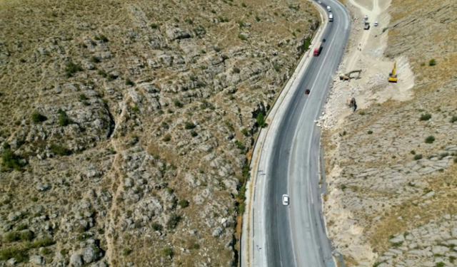 Afyonkarahisar'da araçları mora boyayan yol asfaltı komple kazındı
