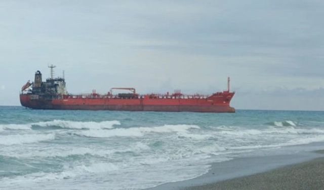 Karadeniz'de saldırıya uğrayan gemi Samsun'da karaya oturdu
