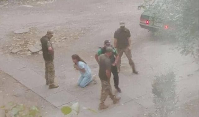 Ukrayna’da seferberlik tepkisi: Kadın, eşinin alınmaması için görevlilerin önünde diz çöktü