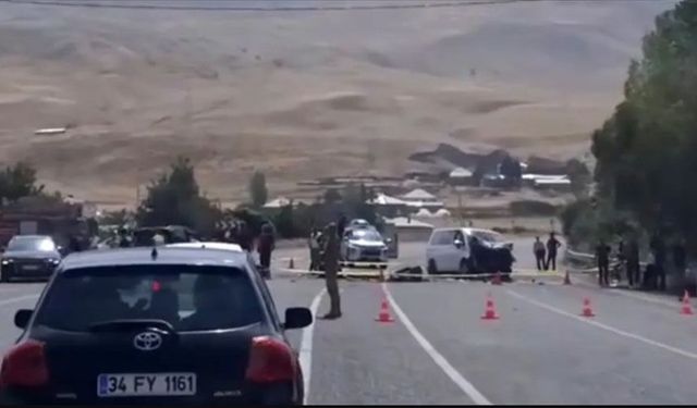 Van’da iki araç kafa kafaya çarpıştı! Ölü ve yaralılar var