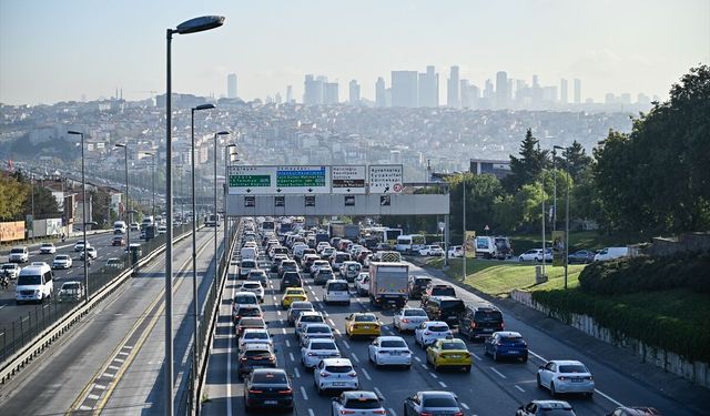 İstanbul'da haftanın ilk iş gününde trafik yoğunluğu yaşanıyor