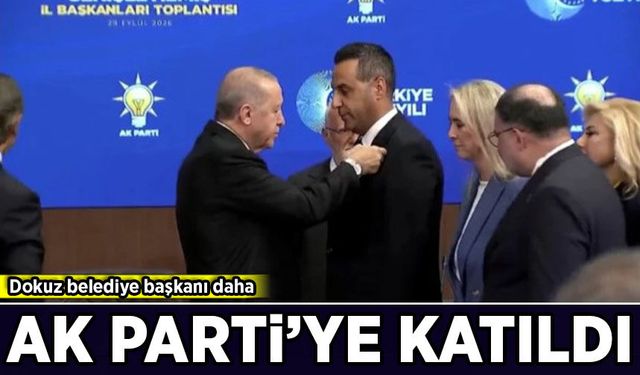 Cumhurbaşkanı Erdoğan rozetleri taktı! Dokuz belediye başkanı daha AK Parti’ye katıldı