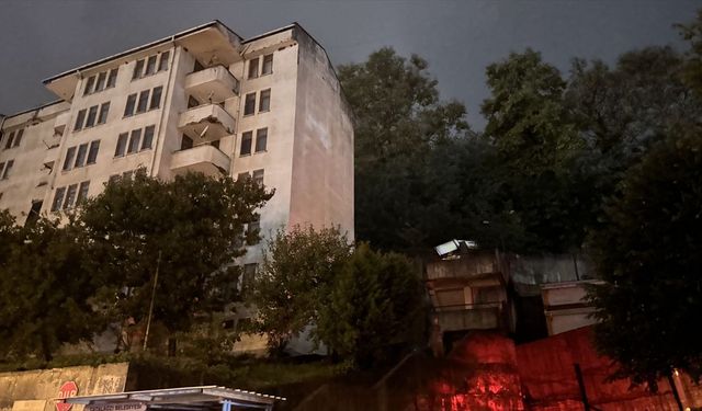 Zonguldak'ta heyelanın ardından bir apartman tedbir amacıyla boşaltıldı
