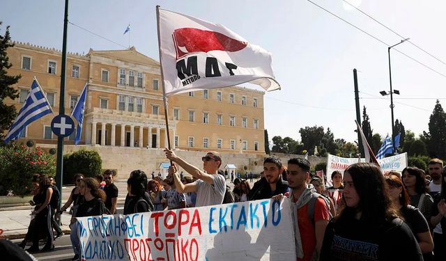 Yunanistan'da öğretmenler ve öğrencilerden eylem