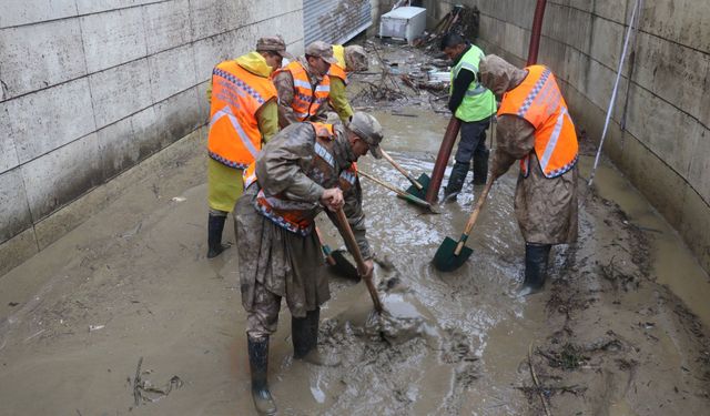 Selden etkilenen Sarıyer'de temizlik çalışmalarına jandarma desteği