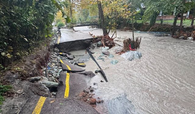 Sapanca'da sağanak: Yollar çöktü, köprüler yıkıldı