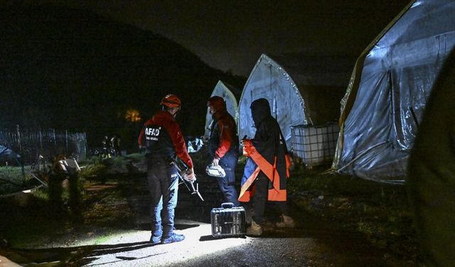 İstanbul-Kocaeli sınırında sel: Sulara kapılan 2 kişi her yerde aranıyor