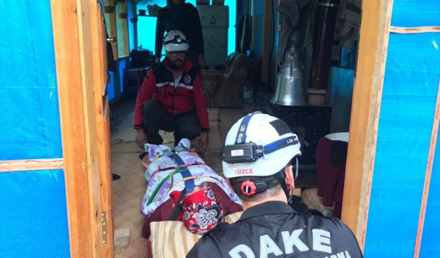 Düzce'de derenin taşması sonucu mahsur kalan 47 kişi kurtarıldı