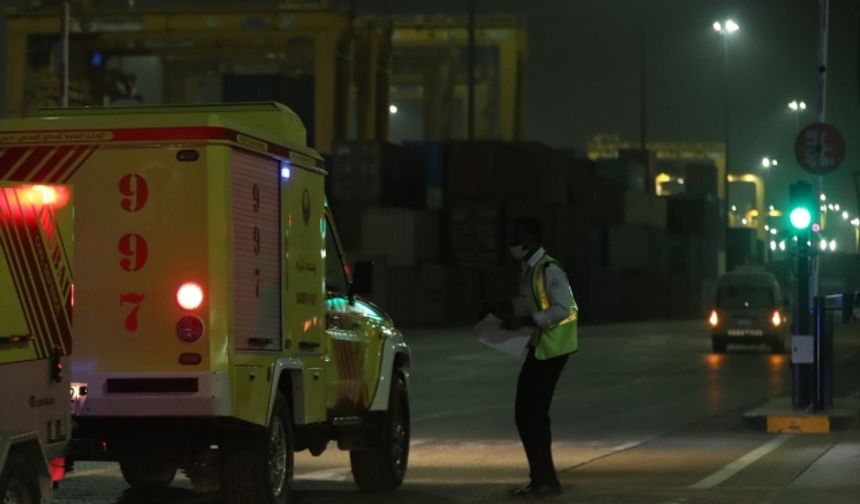 Dubai'de limanda patlama sonucu çıkan yangın kontrol altına alındı