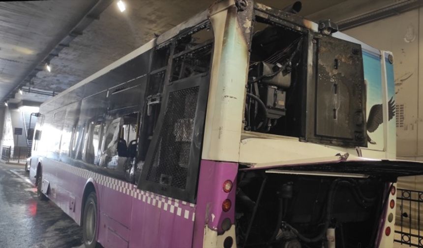 Taksim alt geçit durağındaki İETT otobüsünde çıkan yangın söndürüldü