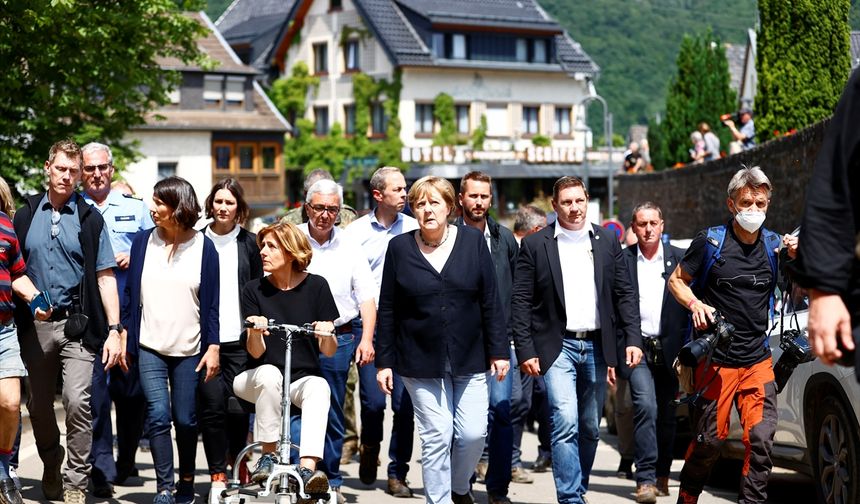 Almanya Başbakanı Angela Merkel, sel bölgesini ziyaret etti