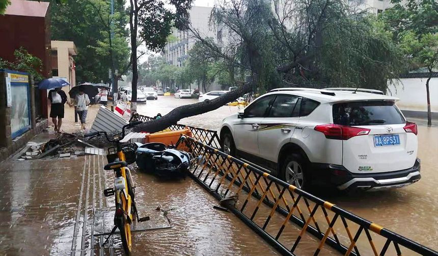 Çin'deki sel nedeniyle en az 12 kişi hayatını kaybetti