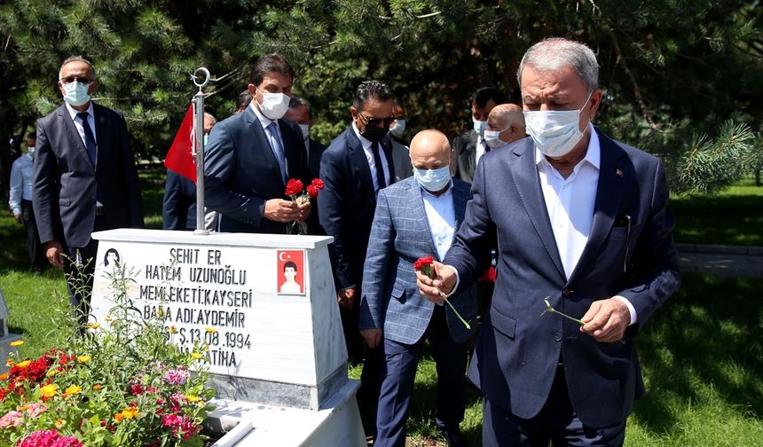 Milli Savunma Bakanı Akar, Kayseri'de şehitlikleri ziyaret etti