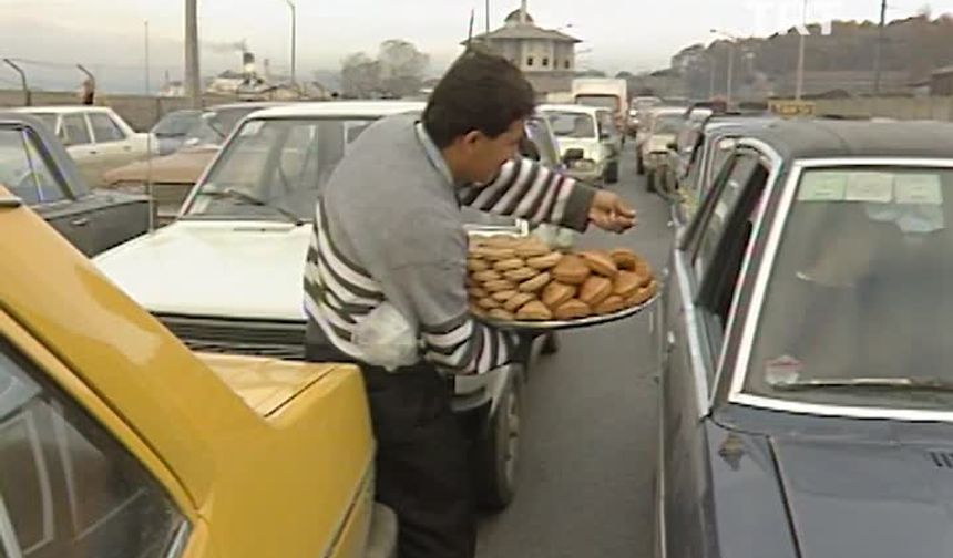 Yıl 1987, İstanbul trafiğinde vatandaşların yol açılana kadar neler yaptıklarını izleyelim...