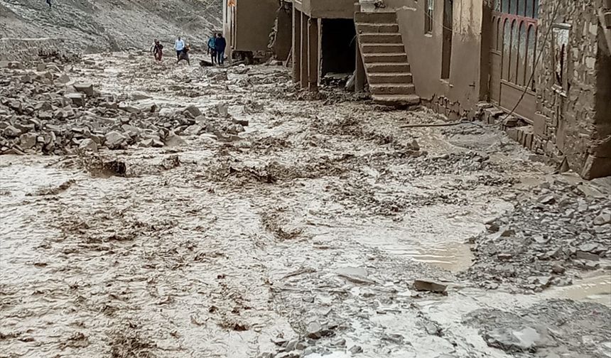 Van'daki selde 6 ev yıkıldı 30 evde hasar oluştu
