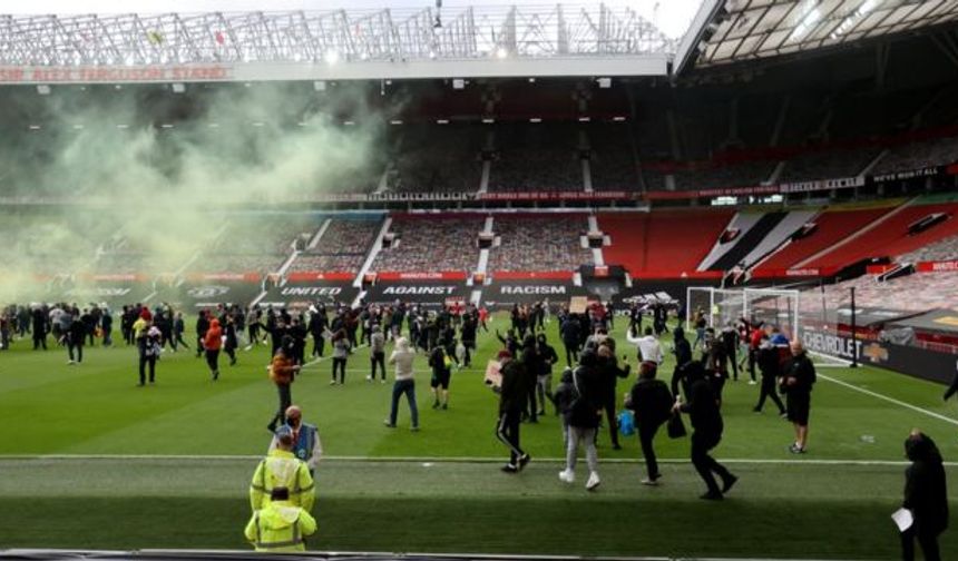Manchester United taraftarları, Old Trafford Stadı'nı bastı! Glazer'i protesto ettiler...