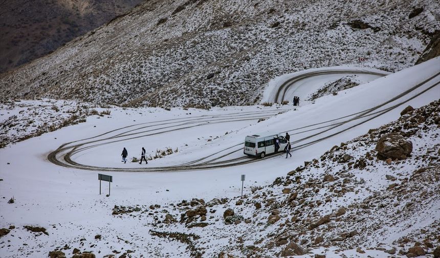 Van'da kar ve sis nedeniyle araçlar yolda mahsur kaldı