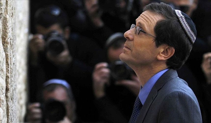 Siyonist devletin Cumhurbaşkanı Isaac Herzog 'Kefr Kasım' katliamından dolayı özür diledi