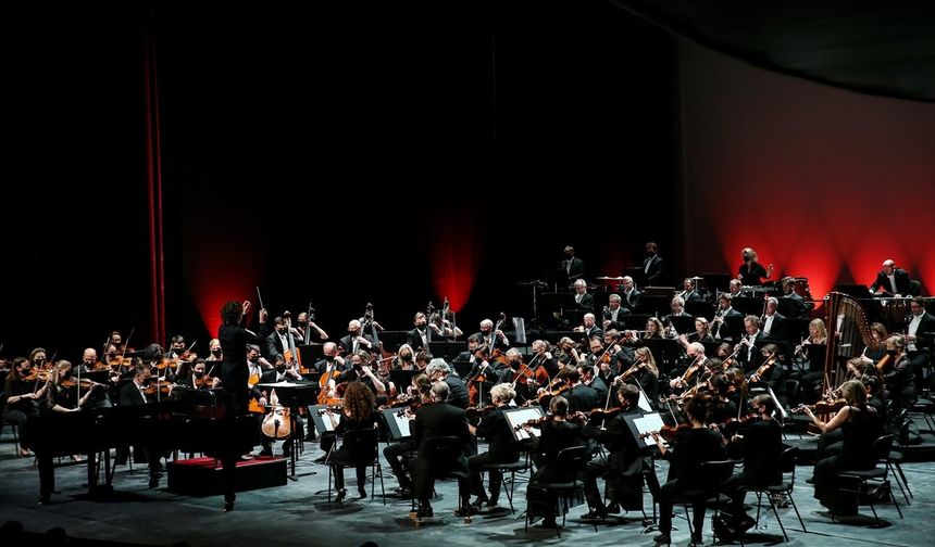 Dünyanın en iyi orkestrası Londra Filarmoni AKM'de konser verdi