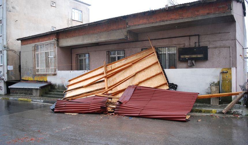 Maltepe'de fırtına bir evin çatısına zarar verdi