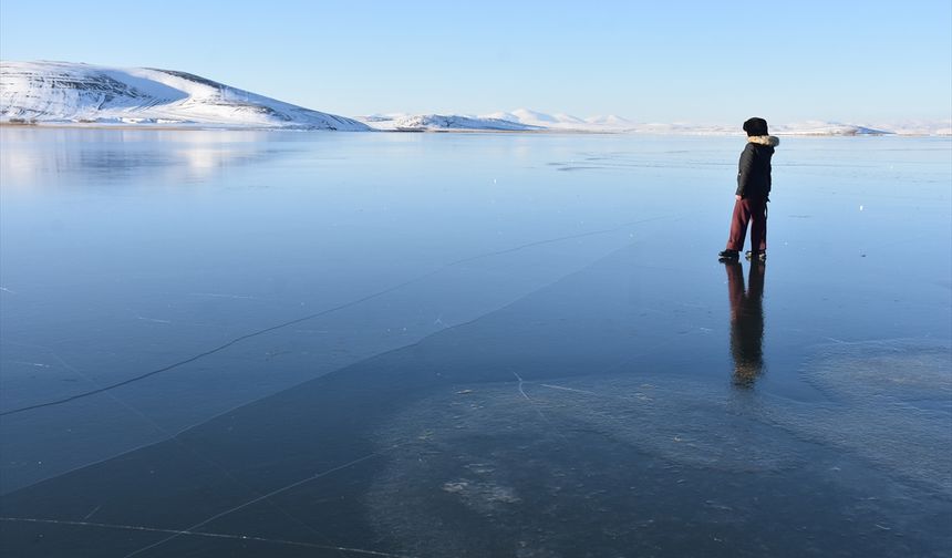 Çıldır Gölü soğukların etkisiyle kısmen dondu
