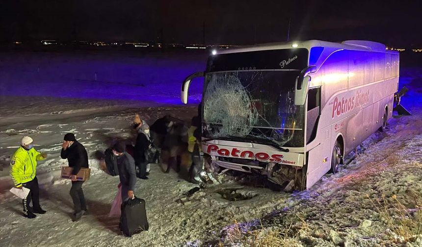 Aksaray'da yolcu otobüsünün şarampole düştüğü kazada 4 kişi yaralandı