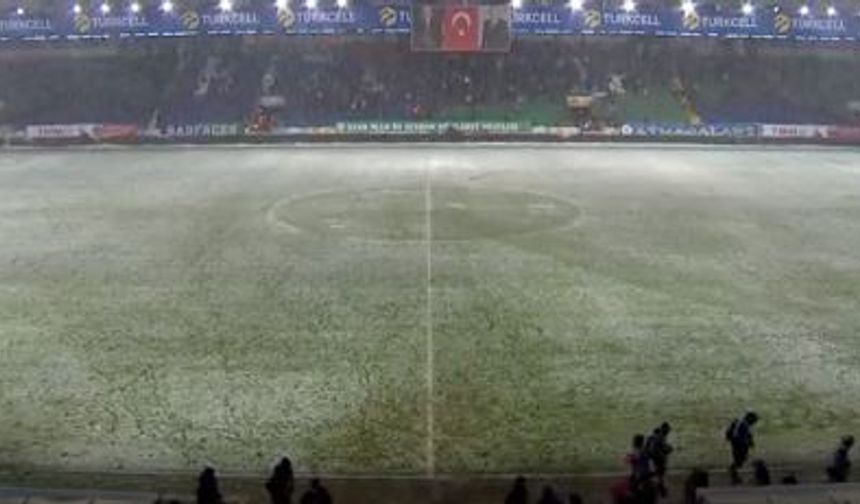 Rizespor-Antalyaspor maçı da kar yağışı nedeniyle ertelendi