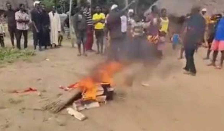 Afrika'da bir köy putlarını yıkarak topluca Müslüman oldu