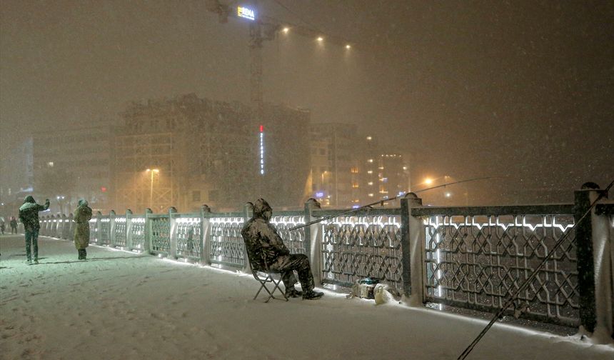 İstanbul'da kar yağışı etkisini artırıyor
