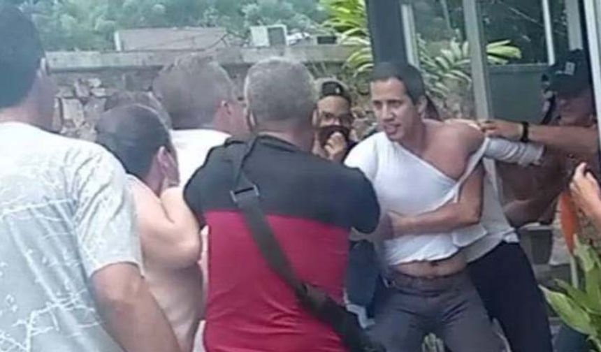 Venezuela'da muhalif lider Guaido gittiği restoranda tekme tokat dövüldü