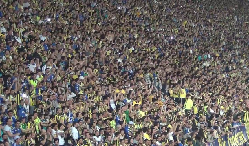 Fenerbahçe taraftarından Kadıköy'de ilginç tezahürat