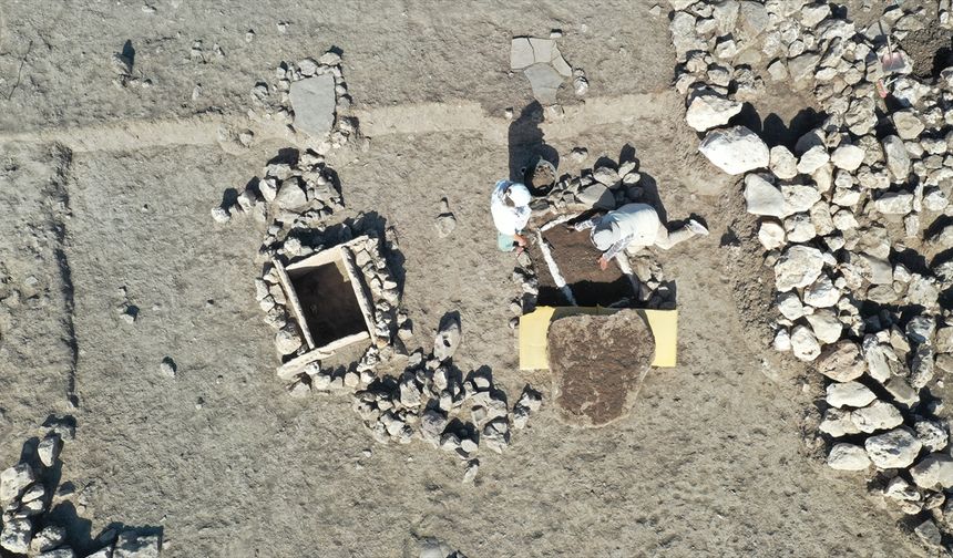 Uygarlık tarihine ışık tutan Çayönü'nde sandık tipi 3 yeni mezar daha bulundu